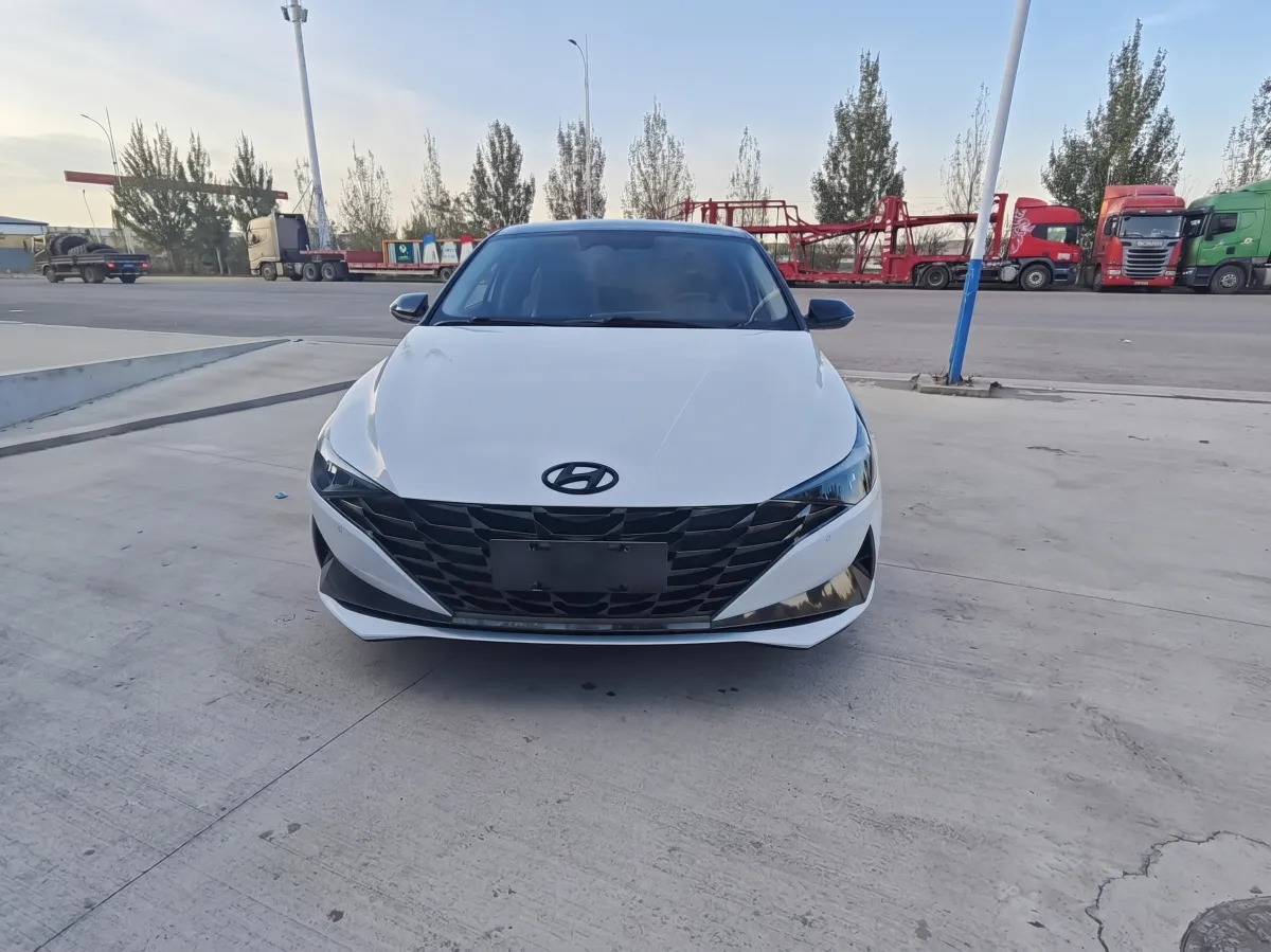 Hyundai Elantra  2022